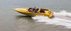 Lancha motora surcando el agua a toda velocidad.