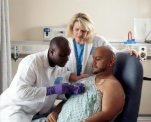 un paciente siendo revisado por médicos