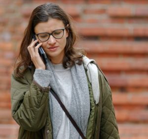 mujer preocupada hablando por telefono