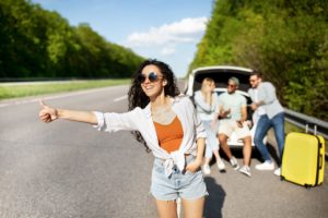 Autostopistas al costado de la carretera