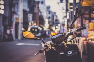 motocicleta en la calle de la ciudad