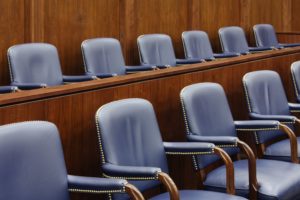 asientos del jurado en una sala de audiencias