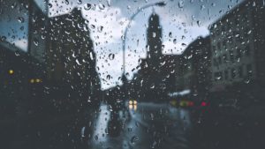 conduciendo bajo la lluvia