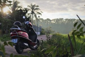 motocicleta en la cima de una montaña al atardecer