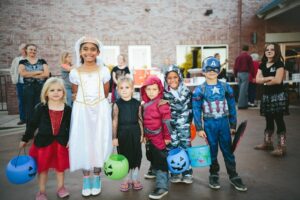 Niños que piden dulces disfrazados de Halloween