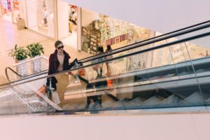 comprador del centro comercial en una escalera mecánica