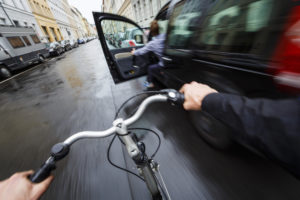 ciclista a punto de ser atrapado