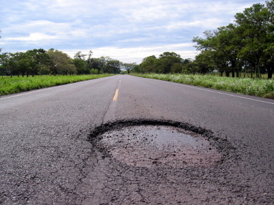 Agujero en medio del camino vacío