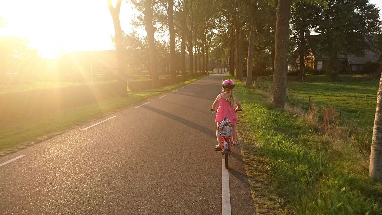 niña joven, equitación, bike, en, lado, de, camino