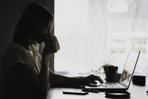 mujer tomando café y buscando trabajo