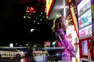 Mujer mirando fuegos artificiales en la ciudad