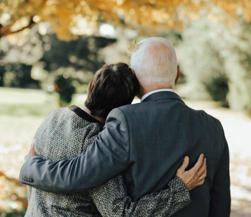 Familiares sobrevivientes se consuelan mutuamente tras un accidente mortal.