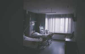 habitación de hospital oscura y vacía