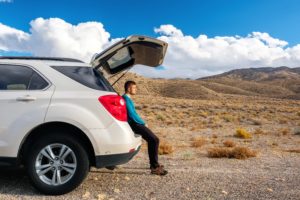 hombre en el arcén de la carretera