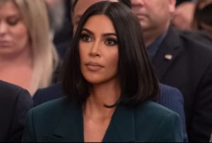 Kim Kardashian en una sala de audiencias