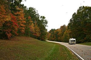 RV en un camino sinuoso en el otoño