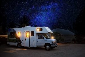 RV bajo una noche estrellada