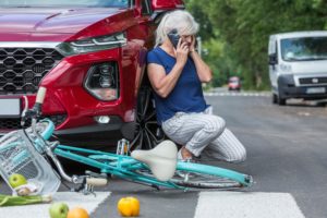 conduciendo ebrio una dama golpea a un ciclista