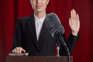 una mujer que testifica bajo juramento en la sala del tribunal