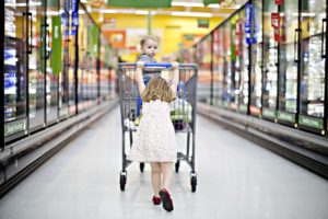 niña empujando carrito de compras