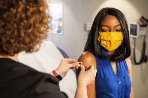 mujer recibiendo la vacuna