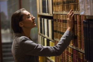 abogado en una biblioteca legal