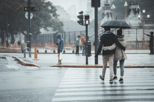 pareja de peatones cruzando la calle