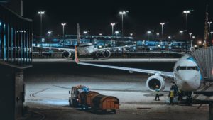 Aviones en el aeropuerto por la noche