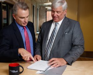 Abogados Paul Hux y Coleman Allen i en arbitraje