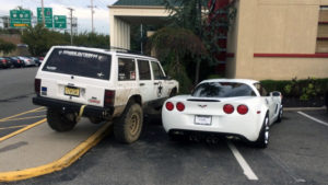 coche aparcado en doble fila y un coche aparcado de venganza al lado