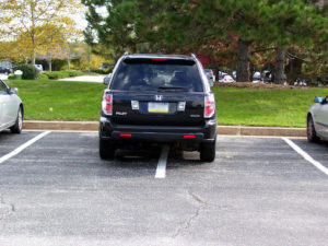 coche estacionado en doble fila