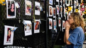 mujer de luto colapso de edificio de miami