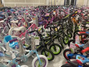 filas de bicicletas para niños donadas en Toy Lift