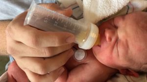 bebé prematuro alimentado con biberón