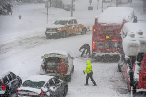 Autos varados en tormenta de nieve Fredericksburg