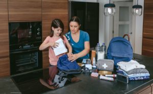 mamá y niño preparando un kit de emergencia en su casa