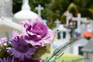 flores en un cementerio
