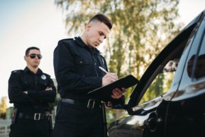 policías escribiendo una multa