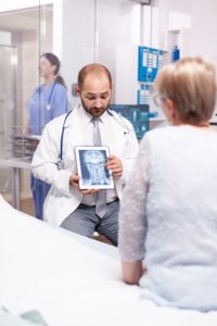 doctor explaining a TBI to patient