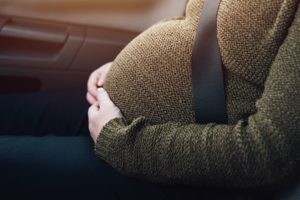 mujer embarazada con cinturón de seguridad