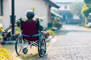 mujer en silla de ruedas prótesis de cadera