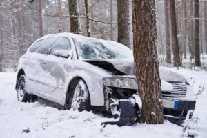 accidente automovilístico se estrelló contra un árbol