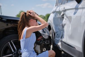 mujer estresada en un accidente de camión