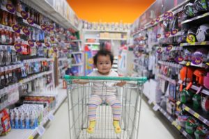 bebé en el pasillo de la fórmula de la tienda de comestibles