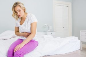 mujer con dolor de estomago