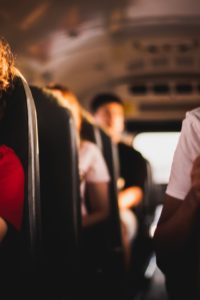 niños viajando en un autobús escolar