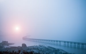 súper niebla sobre un puente de la bahía