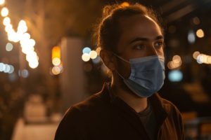 mujer con máscara por la noche durante la pandemia de covid-19