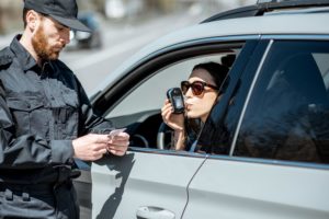 conductora tomando una prueba de alcoholemia
