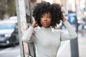 mujer negra con cabello natural